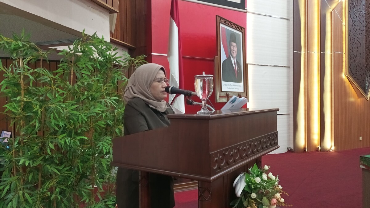 Juliarti Djuhardi Alwi, yang mewakili Fraksi PKB saat menyampaikan pandangan dalam Rapat Paripurna Penyampaian Pendapat Akhir Fraksi-Fraksi terhadap Raperda APBD Tahun Anggaran 2026 pada Kamis (27/11/2025). Foto : Deny Wahyu Hendrata.