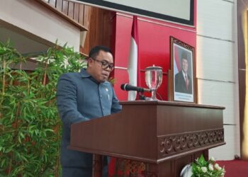 Ritaudin, yang mewakili Fraksi Partai Amanat Nasional (PAN) saat menyampaikan pandangan dalam Rapat Paripurna Penyampaian Pendapat Akhir Fraksi-Fraksi terhadap Raperda APBD Tahun Anggaran 2026 pada Kamis (27/11/2025). Foto : Deny Wahyu Hendrata.
