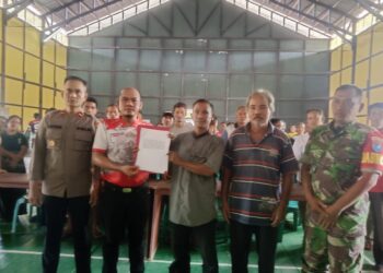 Antonius mewakili masyarakat Desa Bika Kecamatan Bika saat menyampaikan mosi tidak percaya kepada Camat Bika Paulinus Totong