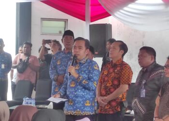 Bupati Fawait menyapa KPM bantuan tunai langsung dari sumber DBHCHT TA 2025 di halaman kantor PT BIN (foto: jurnalis.co.id/Sigit)