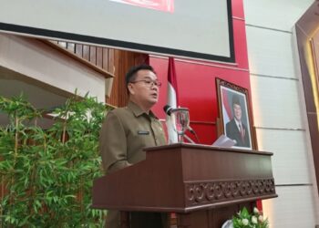 Ketua Fraksi PDI Perjuangan DPRD Provinsi Kalimantan Barat, Agus Sudarmansyah, saat menyampaikan pandangannya dalam Rapat Paripurna Penyampaian Pendapat Akhir Fraksi-Fraksi terhadap Raperda APBD Tahun Anggaran 2026 pada Kamis (27/11/2025). Foto : Deny Wahyu Hendrata.