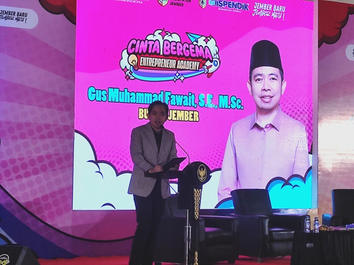 Bupati Jember Muhammad Fawait atau Gus Fawait membuka talkshow Beasiswa Cinta Bergema (foto: jurnalis.co.id/Sigit)