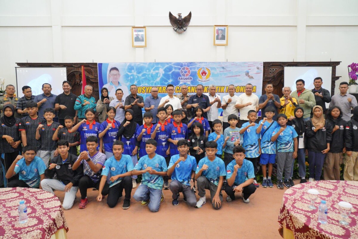 Foto bersama para atlet dan klub yang tergabung dalam Pengurus Akutik Indonesia Kota Pontianak yang menghadiri Muscab.