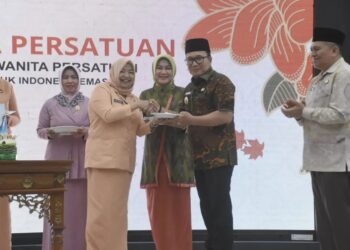 Sujiwo pada Peringatan HUT ke-26 DWP Kabupaten Kubu Raya yang digelar di Aula Praja Utama Kantor Bupati, Jumat (28/11/2025).