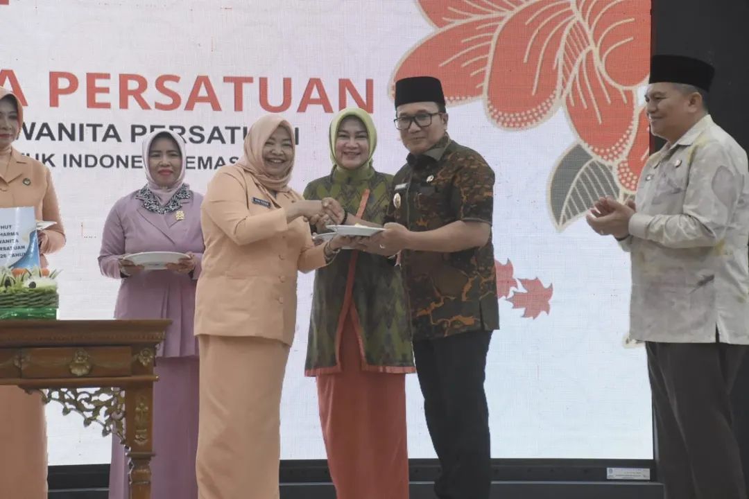 Sujiwo pada Peringatan HUT ke-26 DWP Kabupaten Kubu Raya yang digelar di Aula Praja Utama Kantor Bupati, Jumat (28/11/2025).
