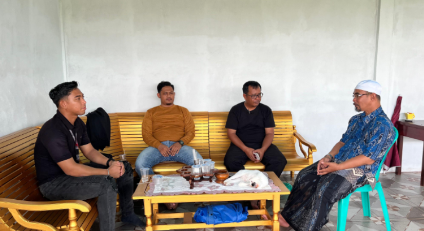 Tokoh masyarakat dan agama Desa Harapan Mulia Ustadz Syarif Hasan Al Hadad saat menerima beberapa tamu dikediamannya.