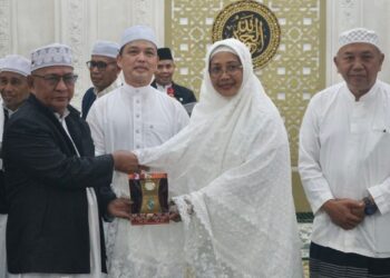 Bupati Mempawah Erlina didampingi Wakil Bupati Mempawah, Juli Suryadi, dan Gubernur Kalbar, Ria Norsan, saat menyerahkan cindremata di Masjid Besar Al-Manar, Tebas Kabupaten Sambas. (Foto. Propkopim Mempawah)