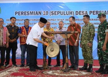 Bupati Ketapang, Alexander Wilyo memukul gong tanda diresmikannya 10 Desa Persiapan. Foto: Prokopim Ketapang.