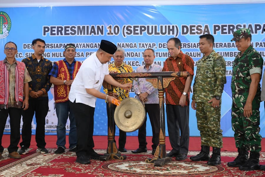 Bupati Ketapang, Alexander Wilyo memukul gong tanda diresmikannya 10 Desa Persiapan. Foto: Prokopim Ketapang.