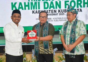 Sujiwo saat memberikan arahan pada pelantikan Pengurus KAHMI dan Forum Alumni HMI-Wati (FORHATI) Kabupaten Kubu Raya periode 2025-2030 di Aula Praja Utama Kantor Bupati Kubu Raya, Minggu (30/11/2025).