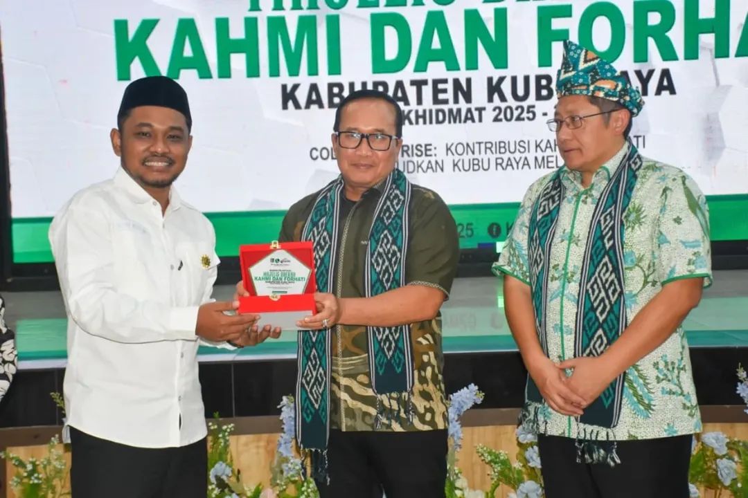 Sujiwo saat memberikan arahan pada pelantikan Pengurus KAHMI dan Forum Alumni HMI-Wati (FORHATI) Kabupaten Kubu Raya periode 2025-2030 di Aula Praja Utama Kantor Bupati Kubu Raya, Minggu (30/11/2025).
