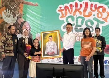 Wali Kota Pontianak Edi Rusdi Kamtono menerima lukisan dirinya yang dibuat oleh warga disabilitas di ajang Inklusi Fest 2025.