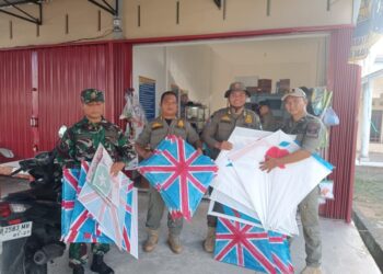 Satpol PP Kota Pontianak bersama anggota Kodim 1207/Pontianak mengamankan sejumlah layangan saat penertiban di wilayah Pontianak Timur.