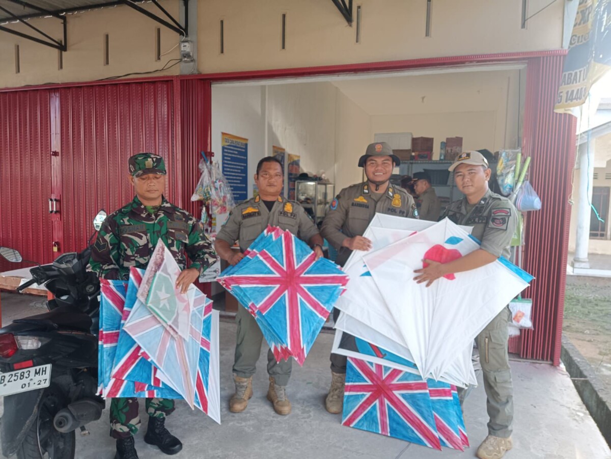 Satpol PP Kota Pontianak bersama anggota Kodim 1207/Pontianak mengamankan sejumlah layangan saat penertiban di wilayah Pontianak Timur.
