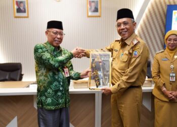 Sekretaris Daerah (Sekda) Kota Pontianak Amirullah menerima cenderamata dari Pj Sekda Kabulaten Balangan Sufrianor.