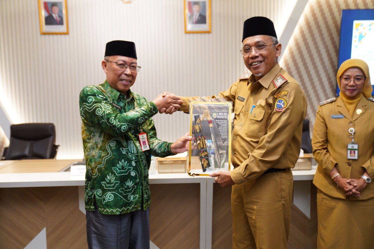 Sekretaris Daerah (Sekda) Kota Pontianak Amirullah menerima cenderamata dari Pj Sekda Kabulaten Balangan Sufrianor.