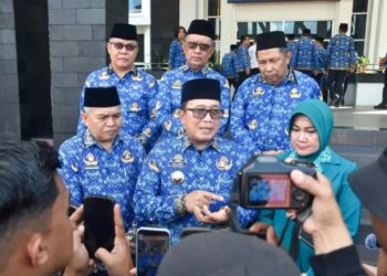 Sujiwo saat menjadi inspektur Upacara Peringatan HUT ke-54 Korpri di halaman Kantor Bupati Kubu Raya, Senin (1/12/2025).