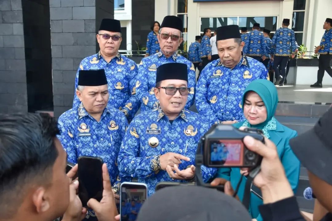 Sujiwo saat menjadi inspektur Upacara Peringatan HUT ke-54 Korpri di halaman Kantor Bupati Kubu Raya, Senin (1/12/2025).
