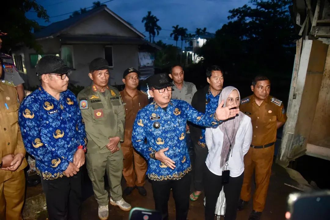 Sujiwo saat memantau pembongkaran penataan kawasan di sepanjang Jalan Pramuka, Desa Sungai Rengas, Kecamatan Sungai Kakap, Senin (1/12/2025). 