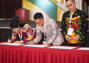 Wali Kota Pontianak Edi Rusdi Kamtono bersama kepala daerah lainnya menandatangani komitmen bersama kepala daerah dan Kepala BKN dalam pembangunan manajemen talenta ASN.