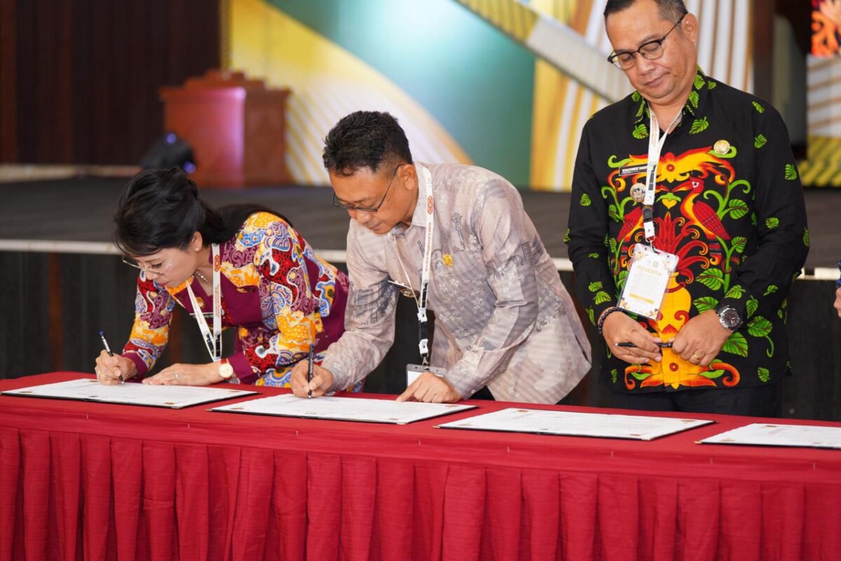 Wali Kota Pontianak Edi Rusdi Kamtono bersama kepala daerah lainnya menandatangani komitmen bersama kepala daerah dan Kepala BKN dalam pembangunan manajemen talenta ASN.