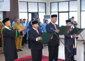 Wali Kota Pontianak Edi Rusdi Kamtono memberikan ucapan selamat kepada direksi PDAM yang baru dilantik.