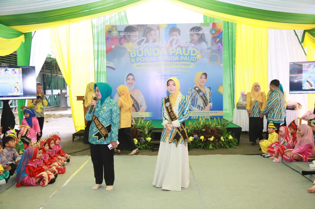 Bunda PAUD Provinsi Kalbar Erlina Ria Norsan dan Bunda PAUD Kota Pontianak Yanieta Arbiastutie Kamtono berfoto bersama siswa-siswi PAUD Percontohan PKK Kota Pontianak.
