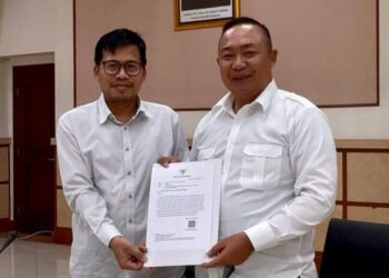 Bupati Ketapang menyerahkan usulan untuk penerangan listrik di 47 Desa di Kabupaten Ketalang. Foto: Istimewa.