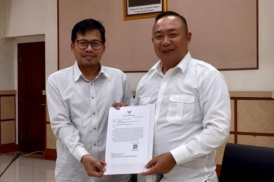 Bupati Ketapang menyerahkan usulan untuk penerangan listrik di 47 Desa di Kabupaten Ketalang. Foto: Istimewa.