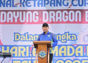 Bupati menyampaikan sambutan di acara pembukaan Dayung Danlanal Cup III. Foto: Prokopim.