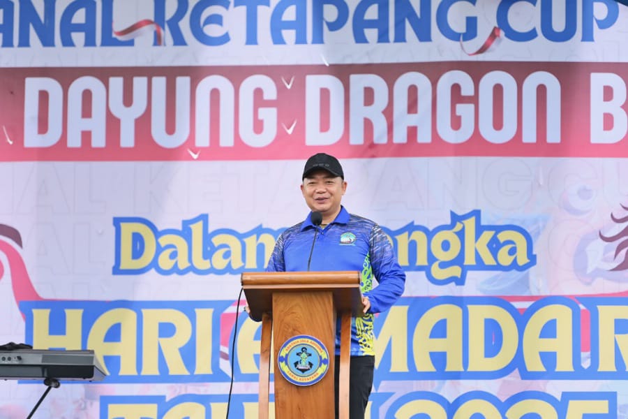 Bupati menyampaikan sambutan di acara pembukaan Dayung Danlanal Cup III. Foto: Prokopim.