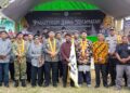 Bupati Alex poto bersama pengurus Paguyuban Jawa Sungai Melayu usai pelantikan. Foto: Prokopim.