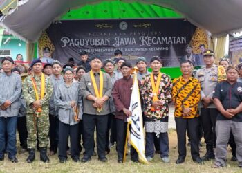 Bupati Alex poto bersama pengurus Paguyuban Jawa Sungai Melayu usai pelantikan. Foto: Prokopim.