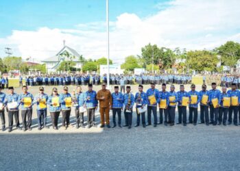 Bupati Ketapang poto bersama seluruh ASN usai pelaksanaan apel gabungan memperingati HUT KORPRI, Senin (01/12/2025). Foto: Prokopim.