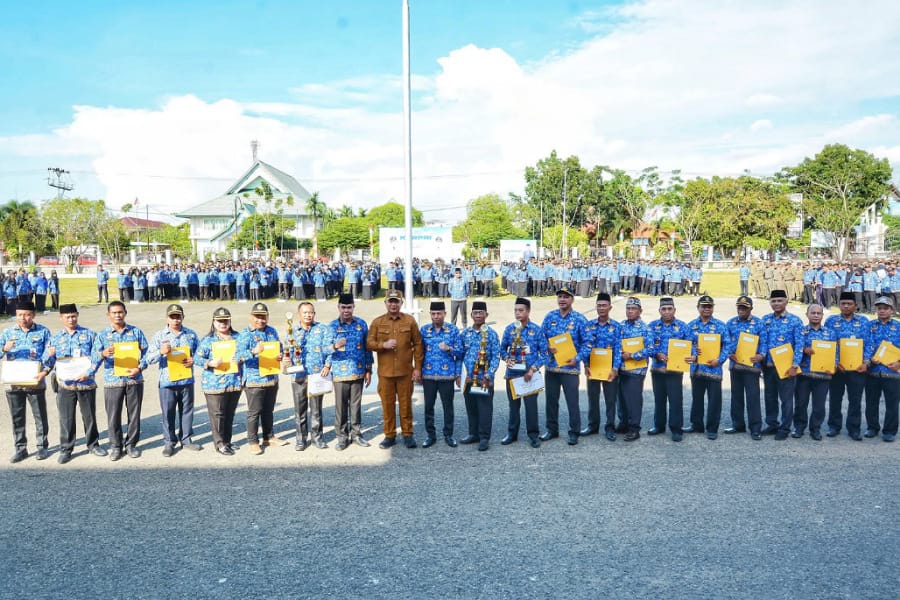 Bupati Ketapang poto bersama seluruh ASN usai pelaksanaan apel gabungan memperingati HUT KORPRI, Senin (01/12/2025). Foto: Prokopim.