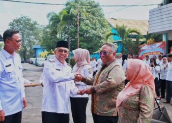 Ketua Dewan Pengawas Amirullah menyerahkan cenderamata kepada pegawai PDAM yang memasuki masa pensiun.