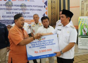 Wakil Wali Kota Pontianak Bahasan menyerahkan secara simbolis bantuan operasional kepada ketua RT dan RW di Pontianak Utara.
