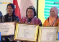 Tiga Satuan Pendidikan di Kota Pontianak menerima penghargaan Ramah Penyandang Disabilitas pada peringatan Hari Disabilitas Internasional 2025 di Yogyakarta.