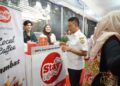 Wali Kota Pontianak Edi Rusdi Kamtono melihat produk-produk UMKM yang dipamerkan dalam Gebyar UMKM 'Promosi dan Pemasaran Produk Lokal' di Area Parkir Ayani Megamal