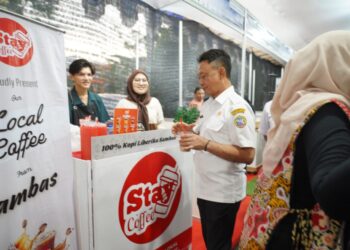 Wali Kota Pontianak Edi Rusdi Kamtono melihat produk-produk UMKM yang dipamerkan dalam Gebyar UMKM 'Promosi dan Pemasaran Produk Lokal' di Area Parkir Ayani Megamal