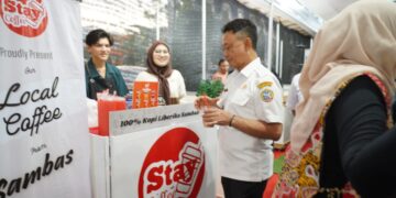 Wali Kota Pontianak Edi Rusdi Kamtono melihat produk-produk UMKM yang dipamerkan dalam Gebyar UMKM 'Promosi dan Pemasaran Produk Lokal' di Area Parkir Ayani Megamal