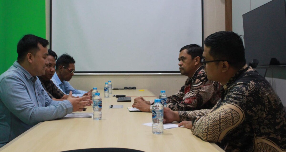 Pengurus Journalist Collaboration Forum menjelaskan visi misi program CSR Connect Kalbar 2025 kepada manajemen BNI Cabang Pontianak.