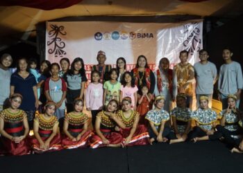foto bersama usai melaksanakan pementasan peserta sanggar seni Tari Bekanyar Dayak Bidayuh