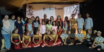 foto bersama usai melaksanakan pementasan peserta sanggar seni Tari Bekanyar Dayak Bidayuh