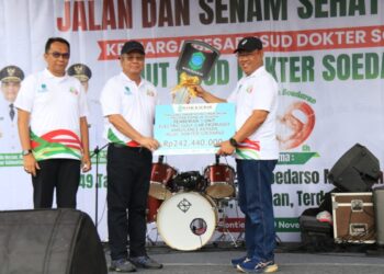 Sekda Kalbar Harisson bersama Direktur Kepatuhan Bank Kalbar RS. M Alamin Bambang Artomoro menyerahkan bantuan yang diterima secara simbolis oleh Direktur RSUD dr. Soedarso Hary Agung Tjahyadi pada perayaan HUT Ke-49 RSUD dr. Soedarso di halaman rumah sakit tersebut, Sabtu pagi (29/11/2025).