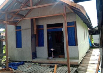 Program bedah rumah BSPS di Kapuas Hulu mulai dilakukan dengan pembongkaran rumah. Ist