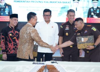 Wali Kota Pontianak Edi Rusdi Kamtono bersama kepala daerah se-Provinsi Kalbar meneken MoU penerapan pidana kerja sosial yang akan berlaku mulai tahun 2026.