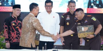 Wali Kota Pontianak Edi Rusdi Kamtono bersama kepala daerah se-Provinsi Kalbar meneken MoU penerapan pidana kerja sosial yang akan berlaku mulai tahun 2026.