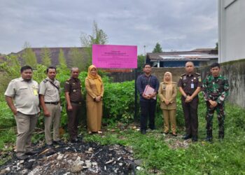 Kejari Pontianak Pasang 7 Plank Sita Eksekusi Aset Terpidana Korupsi Wendy, alias Asia Anak Dari Moni (DPO), pada 1–2 Desember 2025.