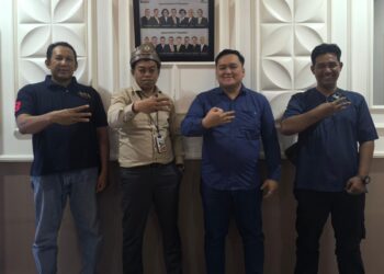 Deputi Bisnis PT Pegadaian Area Kalimantan Barat, Abdul Lavaz Isnainy (kemeja coklat) foto bersama pengurus Journalist Collaboration Forum usai membahas program CSR Connect Kalbar 2025.
